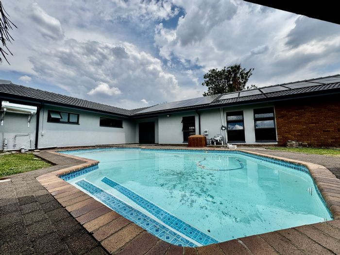 For Sale: Secunda Central House with flat, pool, solar system, and garages.