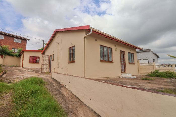 Bayview House For Sale: 3 Bedrooms, income-generating outbuilding, ample parking, convenient location.