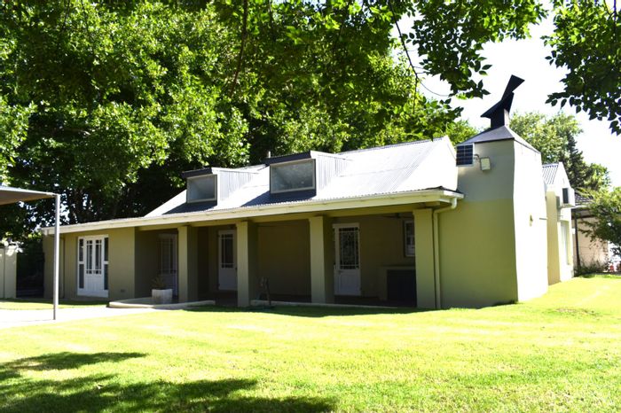 For Sale: House in Villiersdorp Central with outdoor living, flexible spaces, and investment potential.