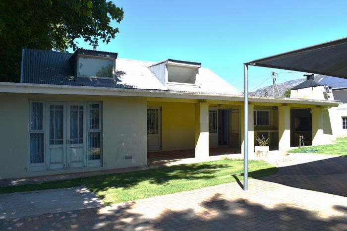 For Sale: House in Villiersdorp Central with outdoor living, flexible spaces, and cozy fireplace.