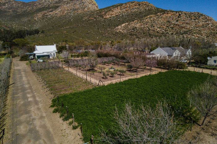 Montagu Central House For Sale: 4 en-suites, spacious garden, outbuilding, secure parking.