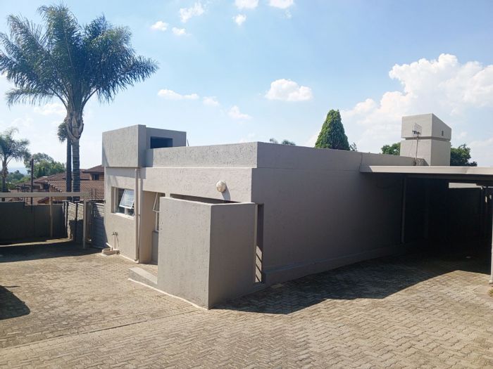 For Sale: Cluster in Radiokop with 3 bedrooms, private braai area, 24hr security.