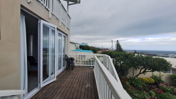 Klein Brak Rivier House To Rent: Fully furnished, ocean view garden, short-term stays.