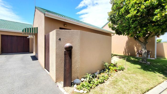 For Sale: Twin Palms Townhouse with 2 Bedrooms, Courtyard, and Automated Garage.