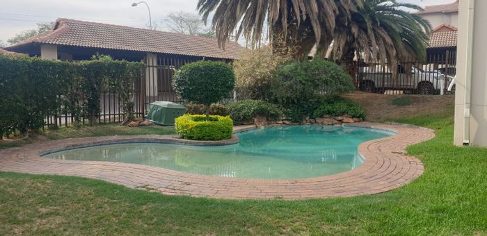 2 Bedroom Apartment To Rent in Broadacres with private garden and communal pool.