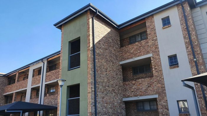 Rooihuiskraal Apartment For Sale: 2 Bed, 2 Bath, 24-Hour Security, En-Suite.