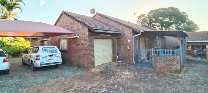 Aquapark Townhouse For Sale: 2 beds, outdoor braai, versatile room, garages.