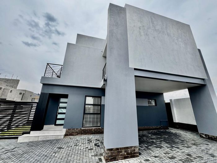 For Sale: Secunda Central Apartment with 24/7 security, gas stove, and solar geyser.