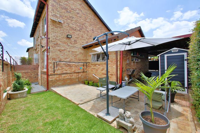 Rooihuiskraal North Townhouse For Sale: 2-bed, utility room, approved extension plans.