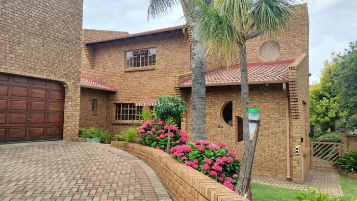 For Sale: Spacious Noordheuwel house with entertainment areas, garden, and ample parking.