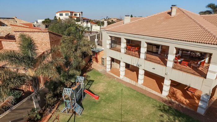 For Sale: Noordheuwel House with 5 Bedrooms, Double Garage, and Scenic Views.