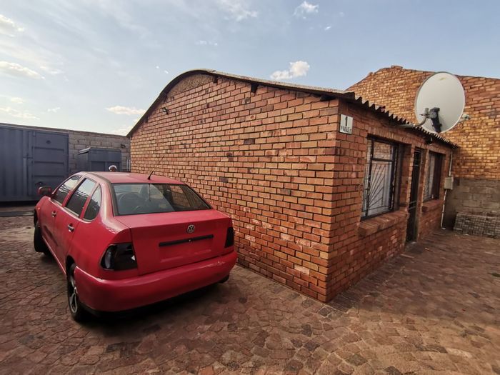 Kwa Thema House For Sale: 1-bedroom, spacious yard, ideal for investment.
