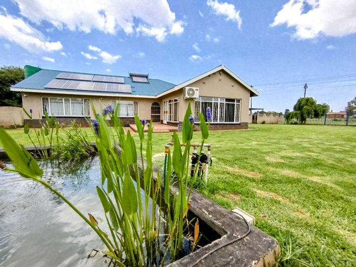 House for Sale in Ventersdorp Central: 3 beds, pool, lapa, income flats.