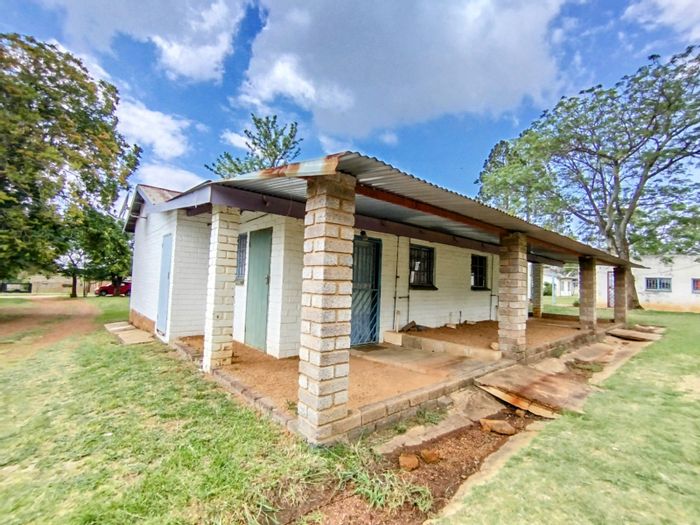 For Sale: House in Ventersdorp Central with spacious yard and ample parking.