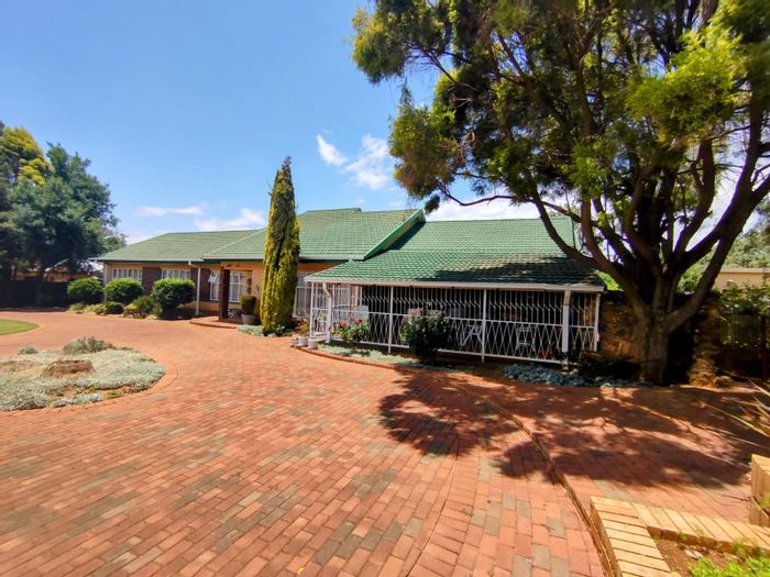 For Sale: Spacious 4-Bedroom House in Ventersdorp Central with Pool and Garden.