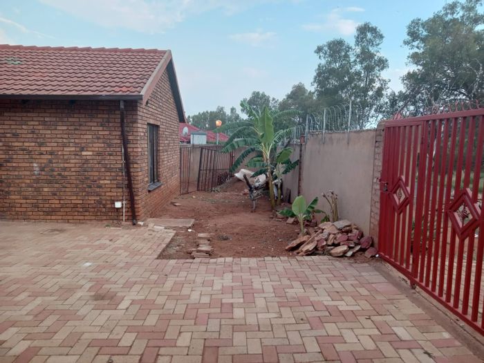 For Sale: 7-bedroom house in Philip Nel Park, fully tenanted, great rental income.