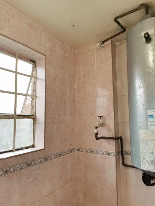 3 Bedroom apartment in Sunnyside with garage, near schools and shopping centers. For Sale.