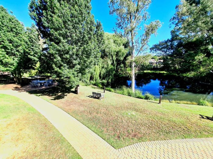 Douglasdale Apartment To Rent: Secure studio with kitchenette, balcony, and 24-hour security.