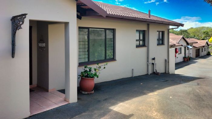 Ballito Central Townhouse For Sale: Spacious living, garden, pool, and convenient amenities.