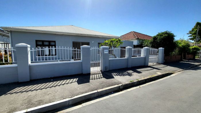 Goodwood Estate House For Sale: 5 beds, 3 baths, income-generating flats, inside braai.