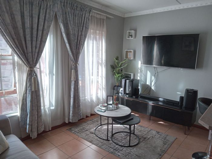 Grand Central Apartment For Sale: 1 Bed, near Gautrain, includes Fibre and Laundry.