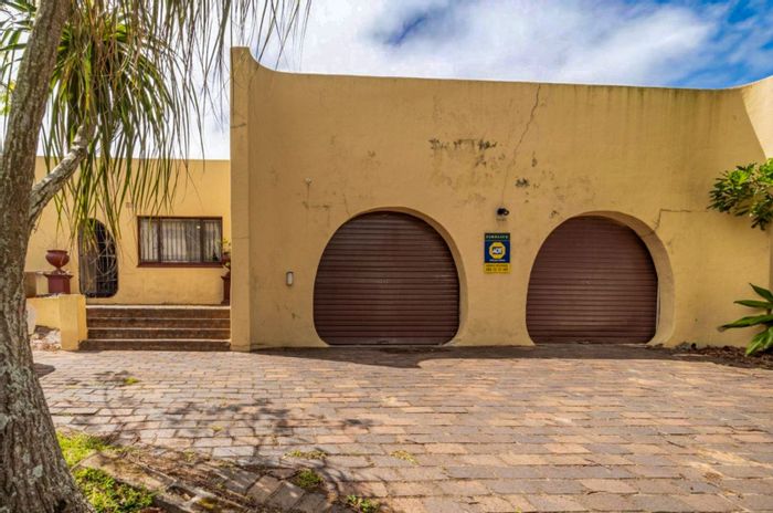 For Sale: House in Ballito Central with 3 bedrooms, garage, and garden.