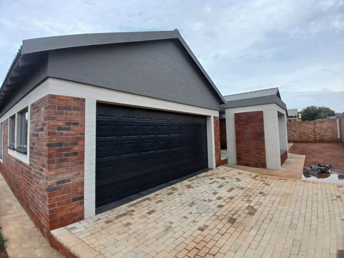 For Sale: 3 Bedroom Townhouse in Doringkruin with Double Garages and Braai Area.