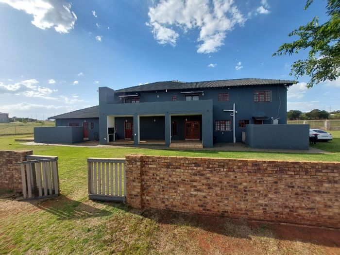 House To Rent in Rietvlei View Country Estates: 5 beds, stables, pool, flat.