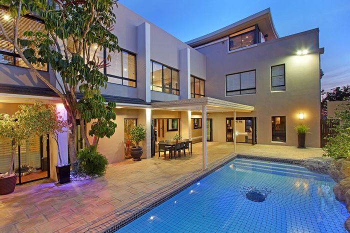 Bloubergstrand House For Sale: Spacious 5 bedrooms, entertainment areas, panoramic views.