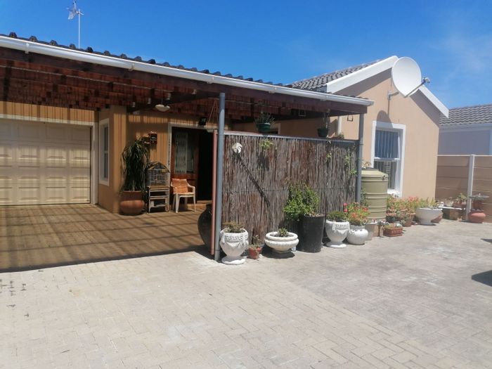 For Sale: House in Onverwacht with 3 bedrooms, splash pool, and secure estate.