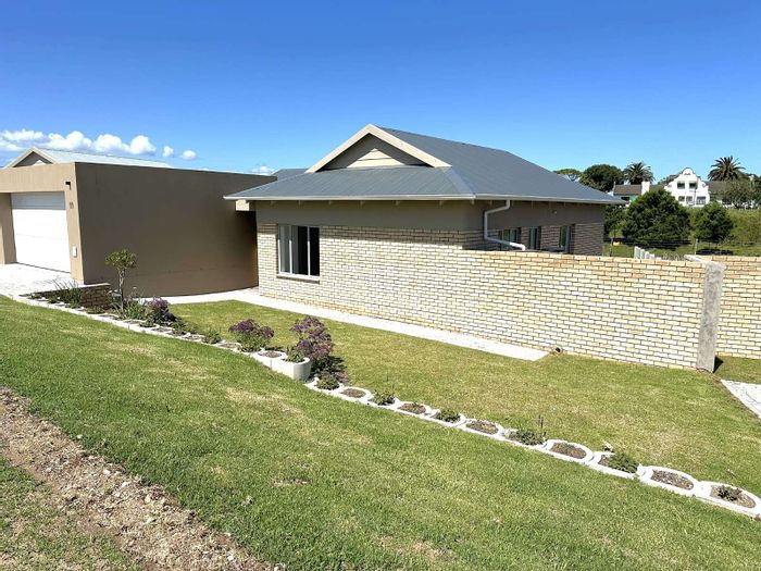 For Sale: House in Mooikloof Country Estate with 3 beds, inverter, and garden.