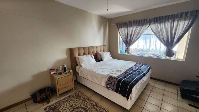 Sonheuwel Apartment For Sale: Spacious unit near Village shopping, schools, and amenities.