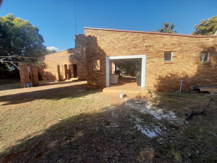 For Sale: House in Vaal Park with 4 bedrooms, pool, and lapa.