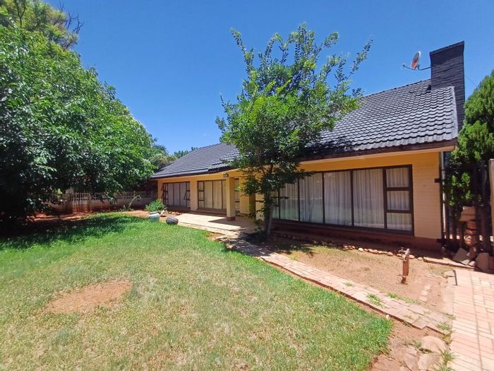 For Sale: 4 Bedroom House in Adamayview with pool, double garage, and laundry.