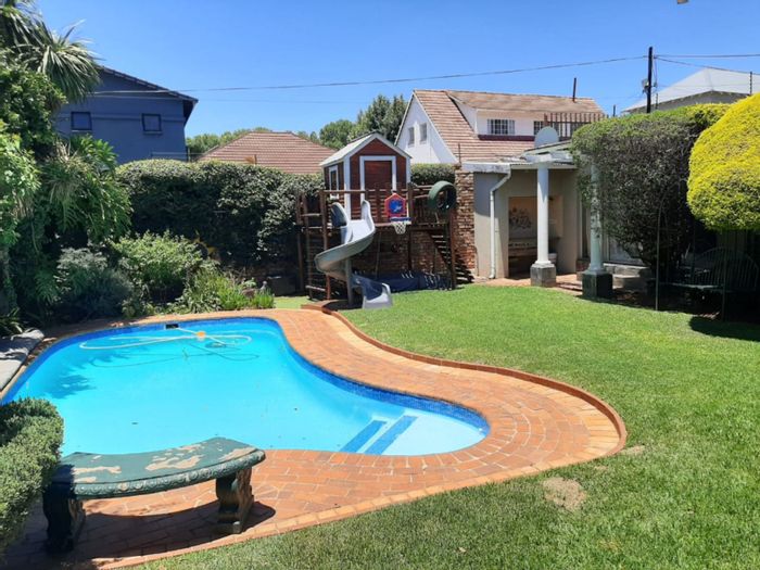 For Sale: House in South Kensington with pool, braai area, and secure parking.