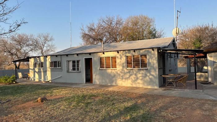 Lephalale Rural Farm For Sale: 3 beds, lapa, 19 camps, wildlife included.