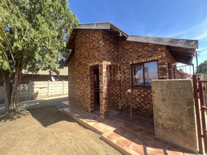 For Sale: 3-Bedroom House in Mmabatho with Spacious Kitchen and Built-in Cupboards.