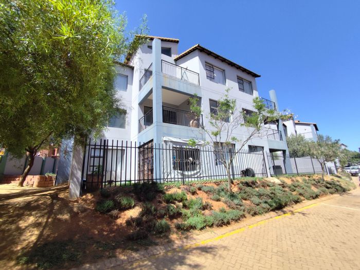 For Sale: 2-Bedroom Apartment in Honeydew Grove with balcony and 24-hour security.