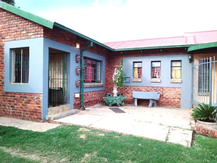 For Sale: House in Modimolle Central with 3 bedrooms, flatlet, and spacious garden.