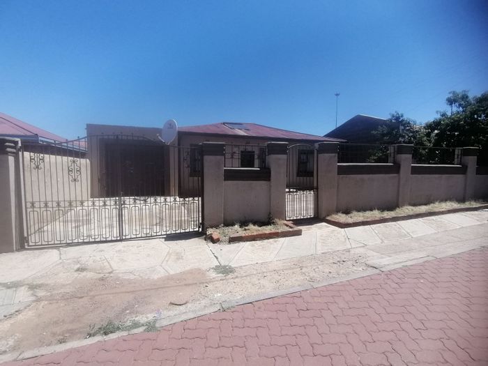 House for Sale in Molapo: 3 Bedrooms, spacious garage, large yard, close to amenities.