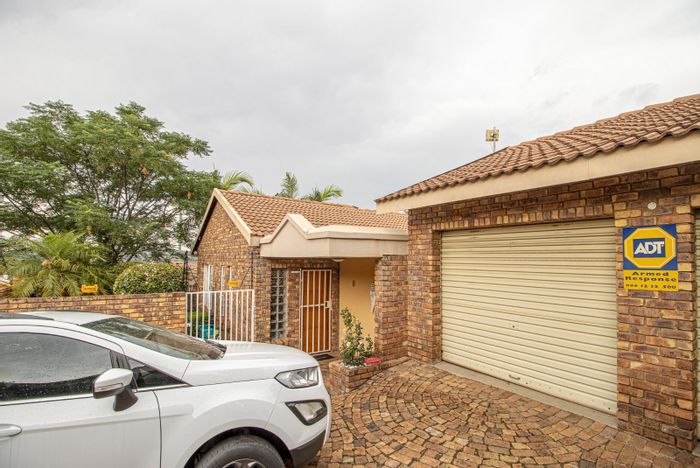 Garsfontein Townhouse For Sale: Full title, spacious garden, secure complex, prime location.