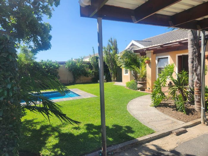 House to Rent in Onverwacht: 2 beds, study, splash pool, secure parking.