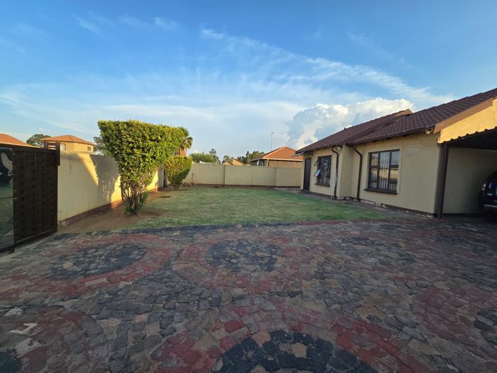 Payneville House For Sale: 2 bedrooms, open plan living, garden, double carport.