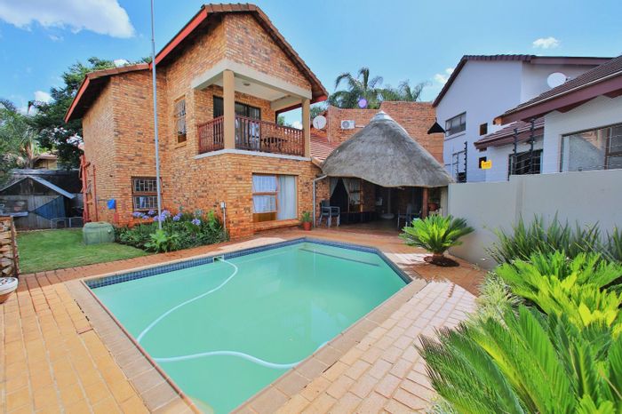 Eldoraigne House For Sale: 3-4 bedrooms, pool, lapa, double garage, pet-friendly.