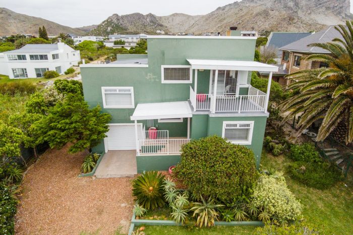 House for Sale in Pringle Bay Central: 3 bedrooms, en-suites, loft, balcony, garage.