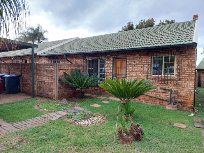 Rooihuiskraal North Townhouse To Rent: 2 beds, pool, tennis court, pet-friendly.