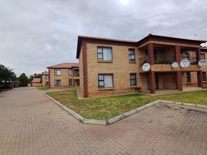 2 Bedroom Apartment for Sale in Flamwood: Open plan living, carport, alarm system.