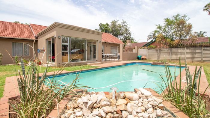 Eden Glen House For Sale: 6 bedrooms, pool, garden, double garage, braai area.