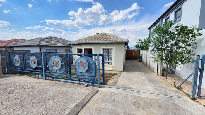 For Sale: 3-bedroom house in Riverside View Ext 35 with garden and parking.