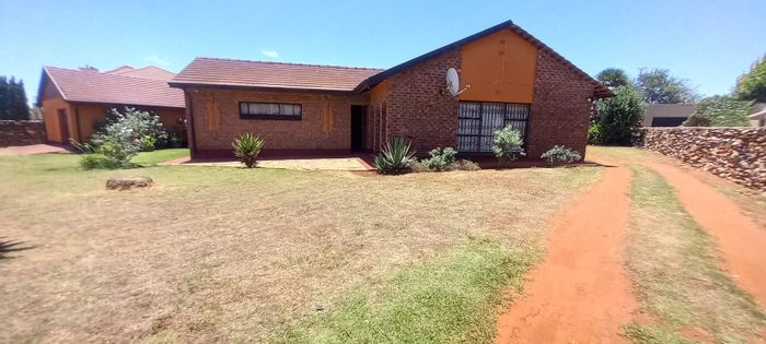 Welgedacht House For Sale: 4 bedrooms, 3 bathrooms, granny flat, ample parking.